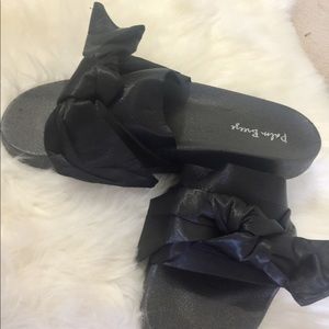 😍👌🏼This are a cute black slides.